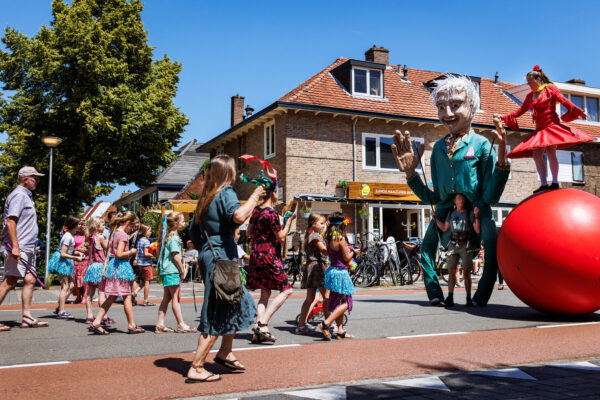 NEOS en het Jeugdsportfonds en de Cruyffoundation organiseerden een zomerparade om meer culturele activiteiten in de Amersfoortse wijk het Soesterkwartier onder de aandacht te brengen.