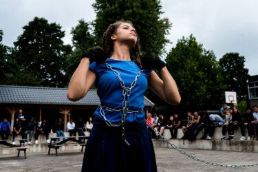 Schoolpleinteasers Spoffin Estrella Smith danst op het schoolplein van Pr033