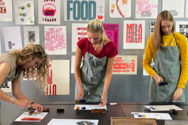 NEOS leerlijn ambachten leerlingen aan het werk in het Stadsatelier