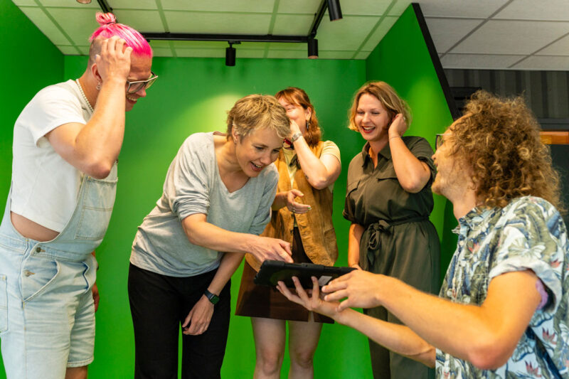 De NEOS Zomeracademie 2024 green screen