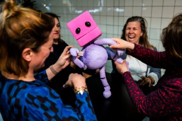 pop van filiaal theatermakers op de NEOS Conferentie over Cultuuronderwijs