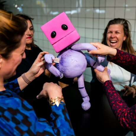 pop van filiaal theatermakers op de NEOS Conferentie over Cultuuronderwijs