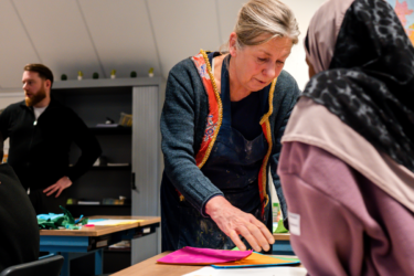 judith hofstee geeft een les beeldende vorming bij basisschool Bilal