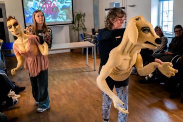 De poppen samen aan het dansen, van Duda Paiva Company